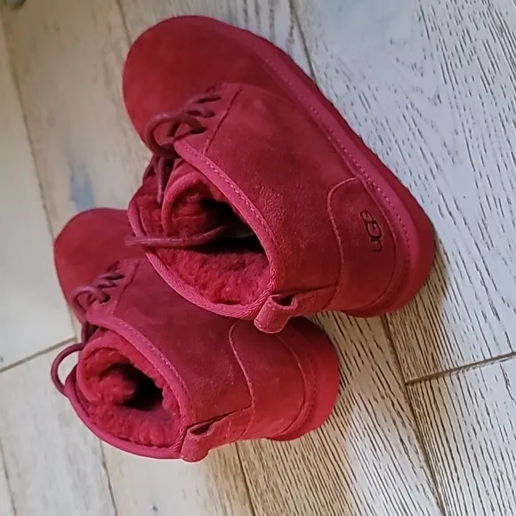 UGG Red Suede Neumel II boots shearling lined big kids size 5