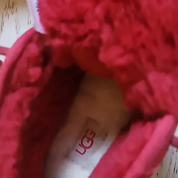 UGG Red Suede Neumel II boots shearling lined big kids size 5