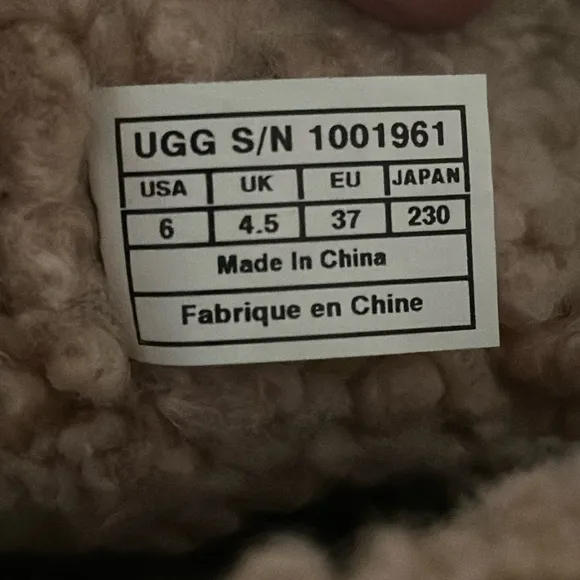 Uggs Tall Leather Black Boots lined in Sheepskin Round toe Sz 6  Style 1001961