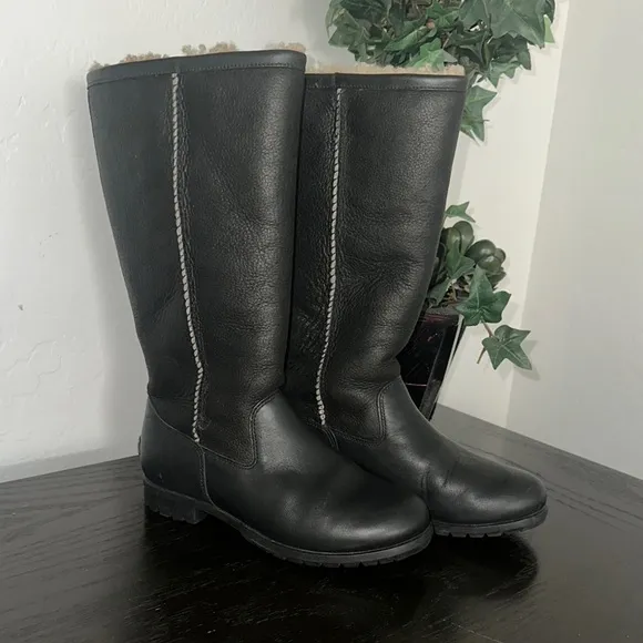 Uggs Tall Leather Black Boots lined in Sheepskin Round toe Sz 6  Style 1001961