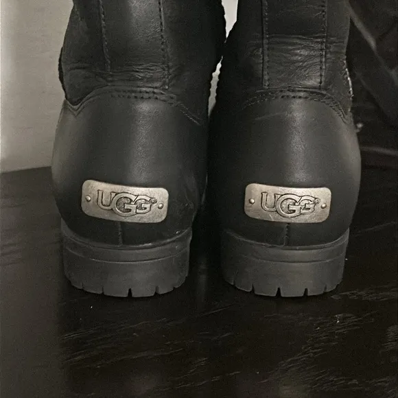 Uggs Tall Leather Black Boots lined in Sheepskin Round toe Sz 6  Style 1001961
