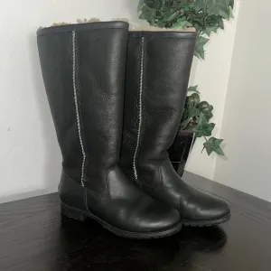 Uggs Tall Leather Black Boots lined in Sheepskin Round toe Sz 6  Style 1001961