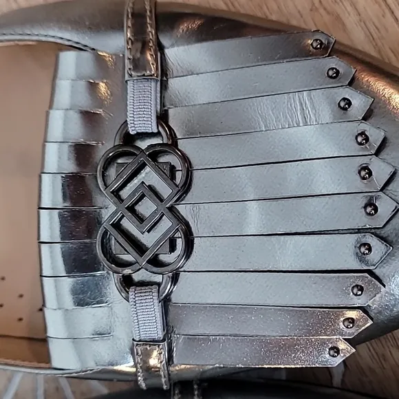 UKIES Leather Silver/Metallic Leona Kiltie Loafers Size 9