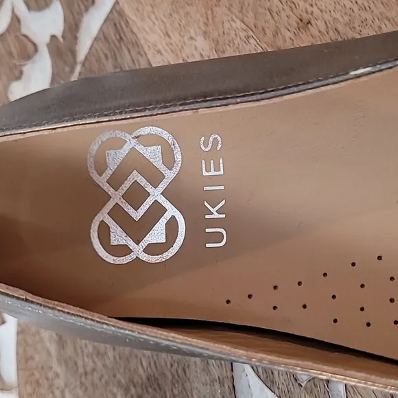 UKIES Leather Silver/Metallic Leona Kiltie Loafers Size 9