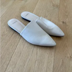 Vagabond - Katlin Pointed Toes Slide Flats in Off White