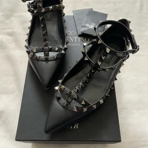Valentino Garavani Noir Rockstud Cage Flats EU 37 US 7 Black Pointed Toe