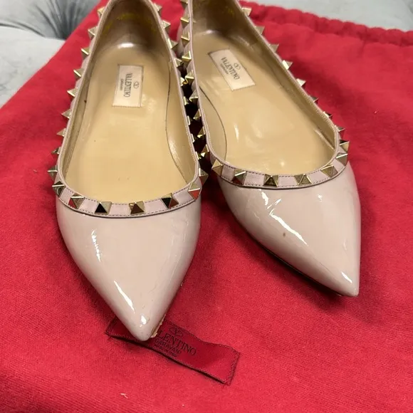 Valentino rockstud pointed flats. Nude patent leather. In great condition!