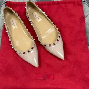Valentino rockstud pointed flats. Nude patent leather. In great condition!