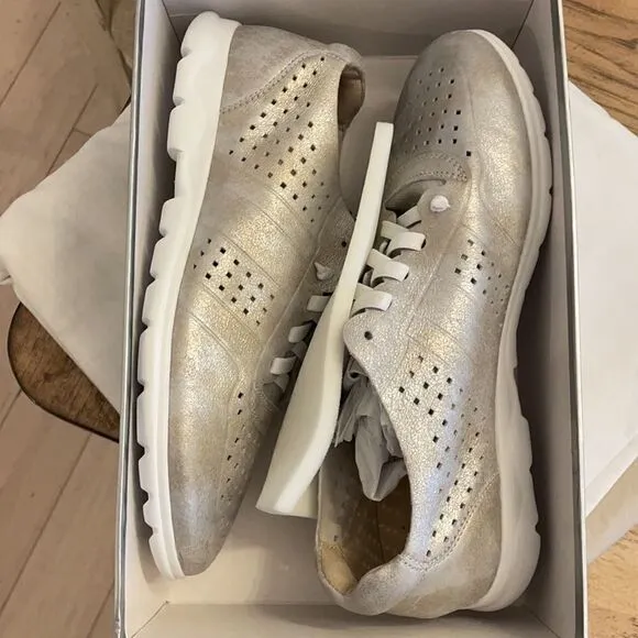 VANELI SPORT SNEAKERS.  NEW