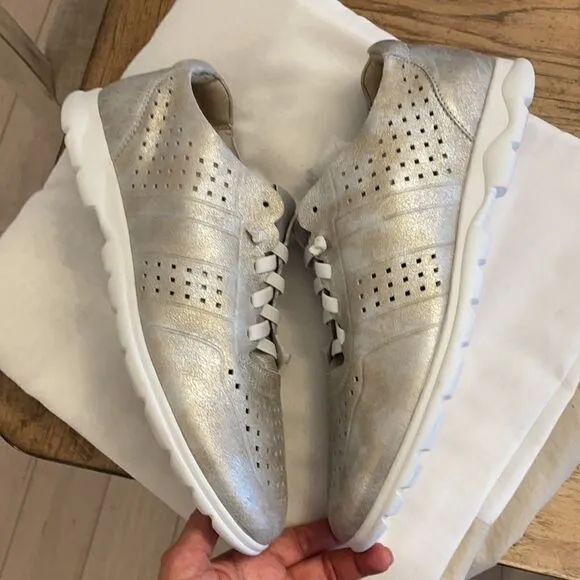 VANELI SPORT SNEAKERS.  NEW