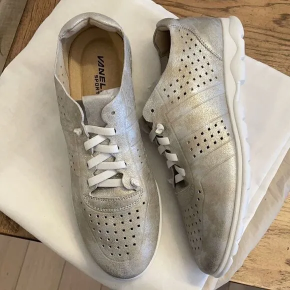 VANELI SPORT SNEAKERS.  NEW