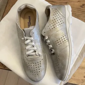 VANELI SPORT SNEAKERS.  NEW