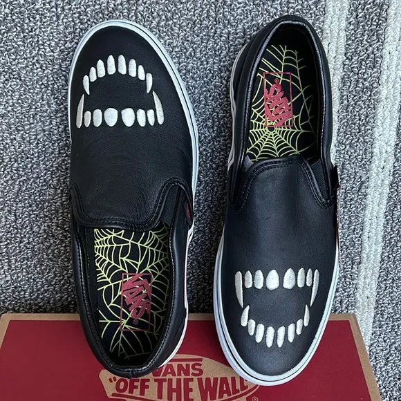 Vans Classic Slip-On Fangs Black/True White MENS