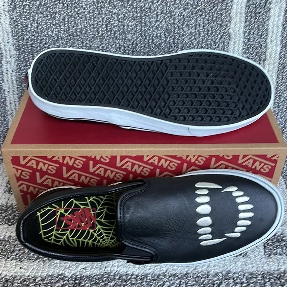 Vans Classic Slip-On Fangs Black/True White MENS