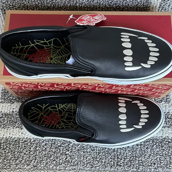 Vans Classic Slip-On Fangs Black/True White MENS