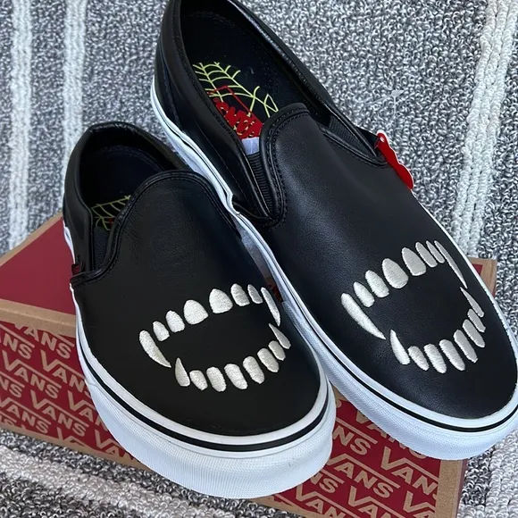 Vans Classic Slip-On Fangs Black/True White MENS