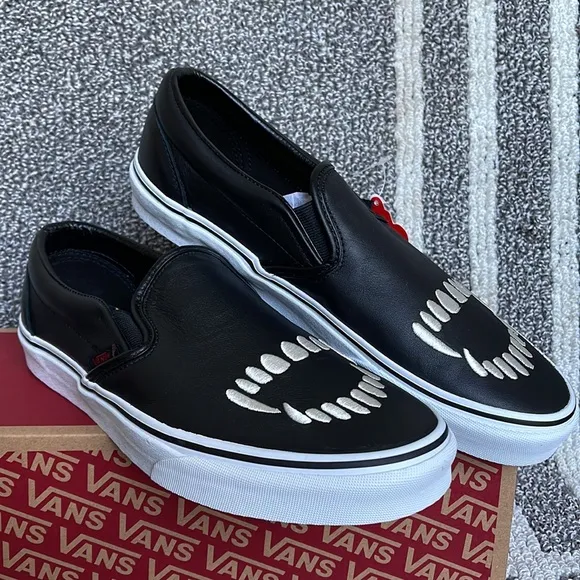 Vans Classic Slip-On Fangs Black/True White MENS