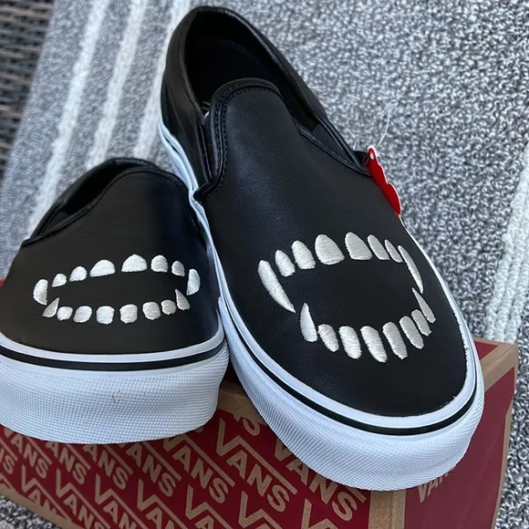 Vans Classic Slip-On Fangs Black/True White MENS