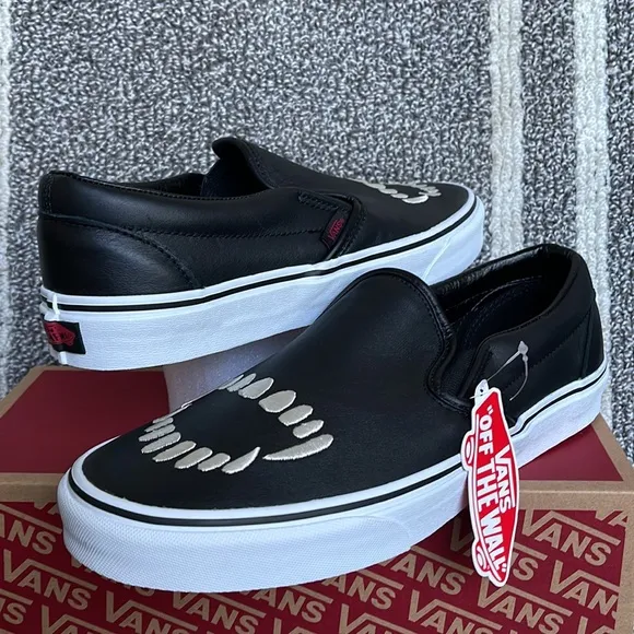 Vans Classic Slip-On Fangs Black/True White MENS