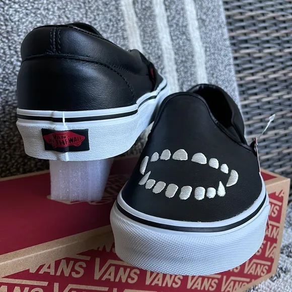 Vans Classic Slip-On Fangs Black/True White MENS