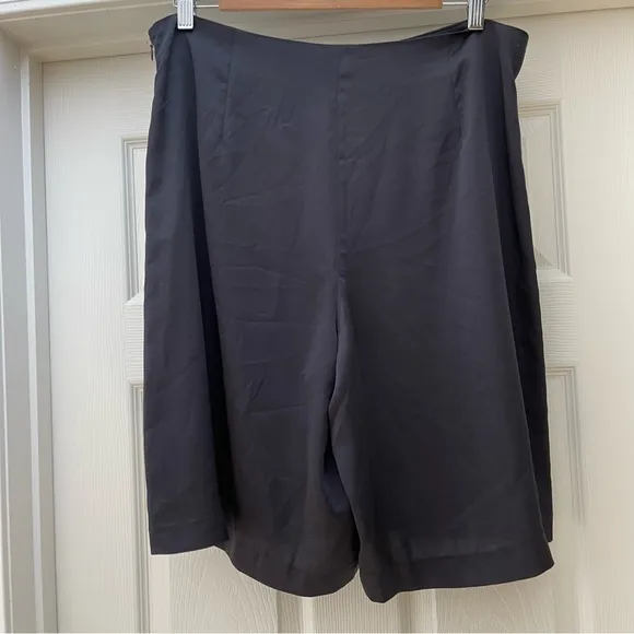 Vince Black Tailored Shorts — Size 12 — Flowy Skirt Look — Elegant &amp; Timeless