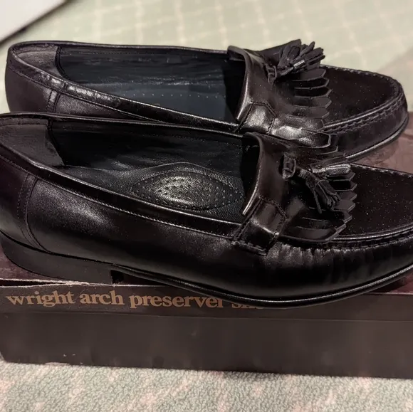 Vintage 70's black Leather E.T Wright tassel loafers. Size 9.5 EEE