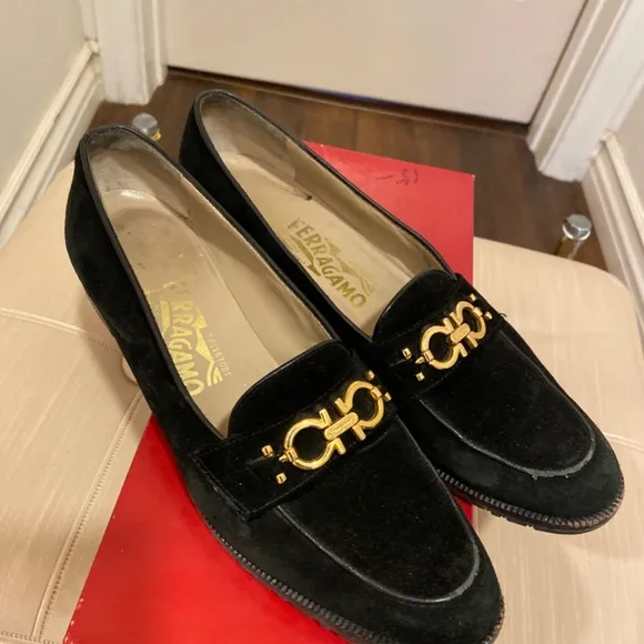 VINTAGE SALVATORE FERRAGAMO BLACK SUEDE LOAFERS 7.5 AA NARROW FLATS