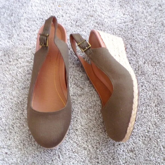Vionic olive green espadrilles wedges 8.5