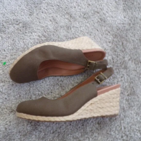 Vionic olive green espadrilles wedges 8.5