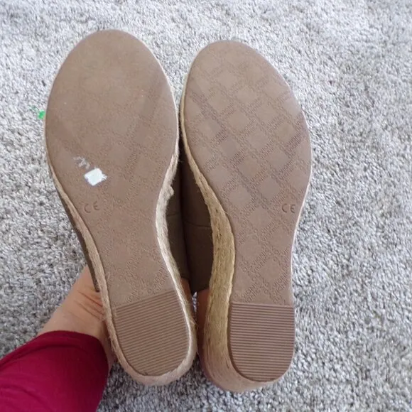 Vionic olive green espadrilles wedges 8.5