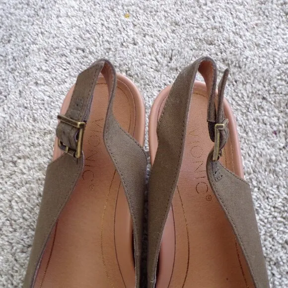 Vionic olive green espadrilles wedges 8.5