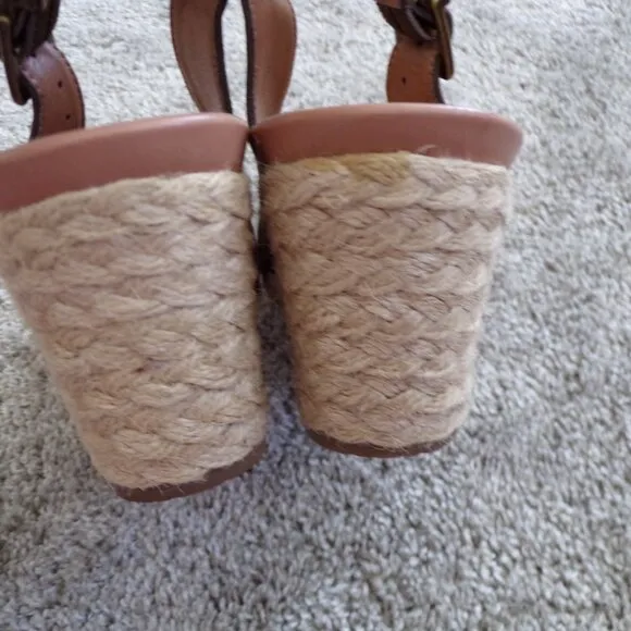 Vionic olive green espadrilles wedges 8.5