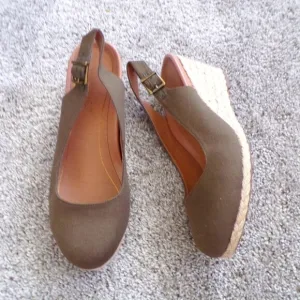 Vionic olive green espadrilles wedges 8.5