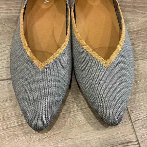 VIVAIA Vienna V Cut Pointed Toe Blue Tan Size 39.5 Like New
