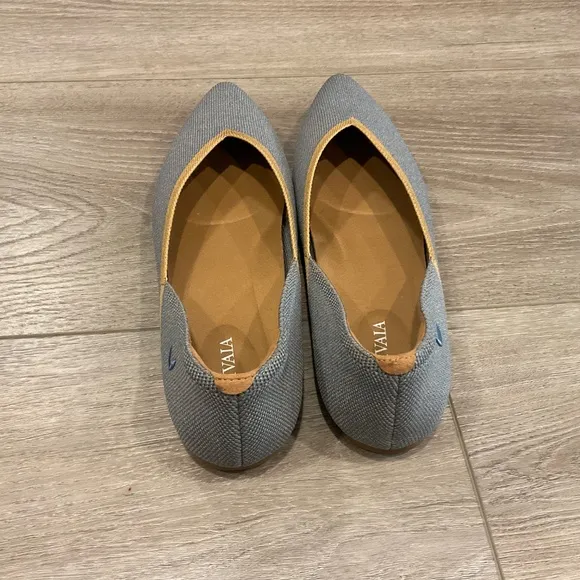 VIVAIA Vienna V Cut Pointed Toe Blue Tan Size 39.5 Like New