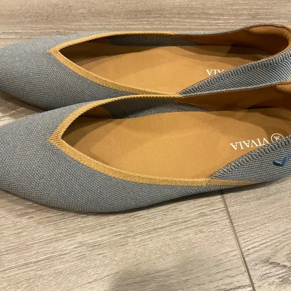 VIVAIA Vienna V Cut Pointed Toe Blue Tan Size 39.5 Like New