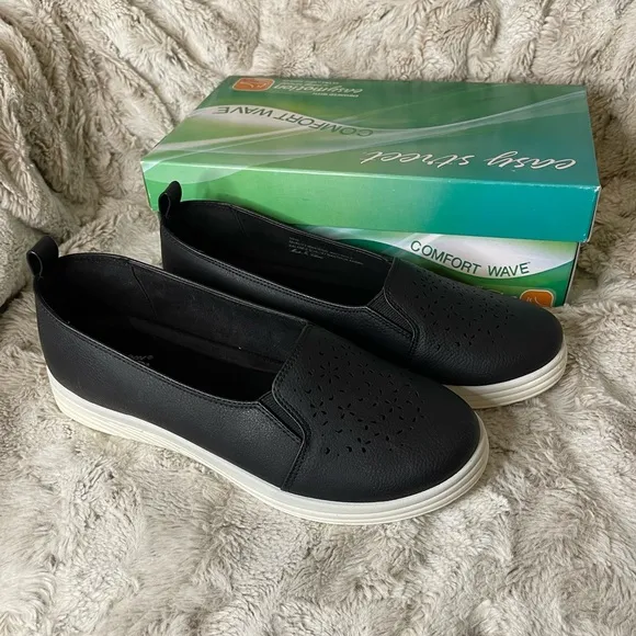 Women’s Easy Street black Arturn comfort flats size 10 wide