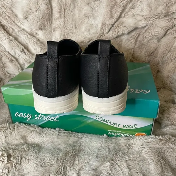 Women’s Easy Street black Arturn comfort flats size 10 wide