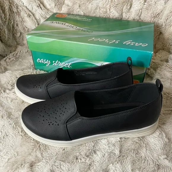 Women’s Easy Street black Arturn comfort flats size 10 wide