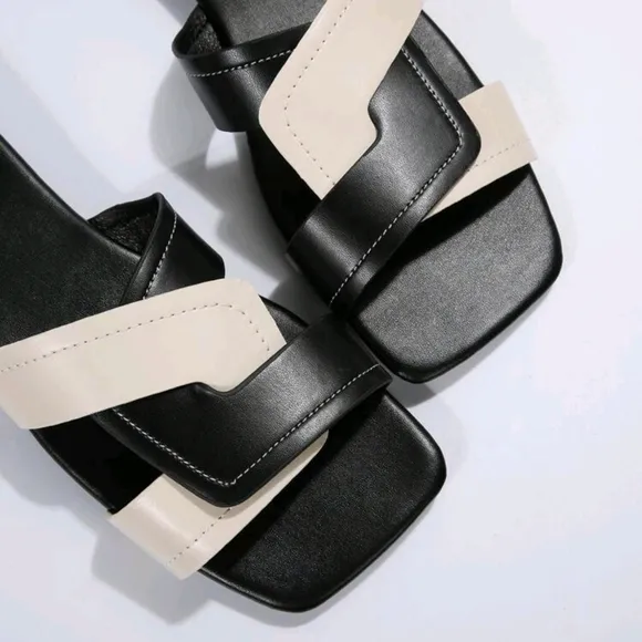 Women's Plus Size Crossed Square Toe Open-Toe Flat Sandals