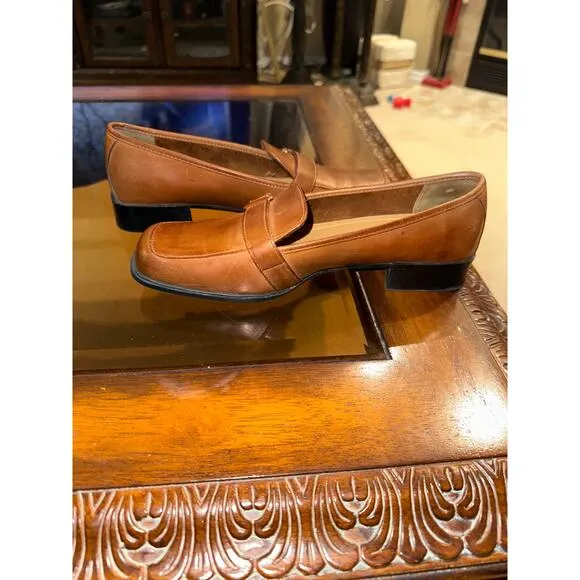 Women’s Thom McAn Tan Leather Loafers. Size 7.5