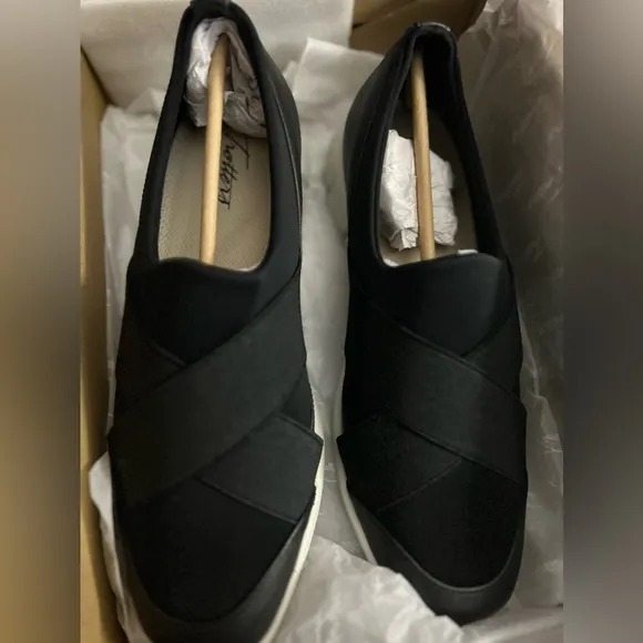 Women's Trotters® Urbana Black Size 9.5M New in Box