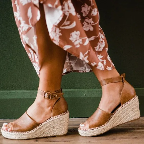 Women’s Two Toned Neutral Taupe Open Toe 3.5” Dress Wedge Size 7