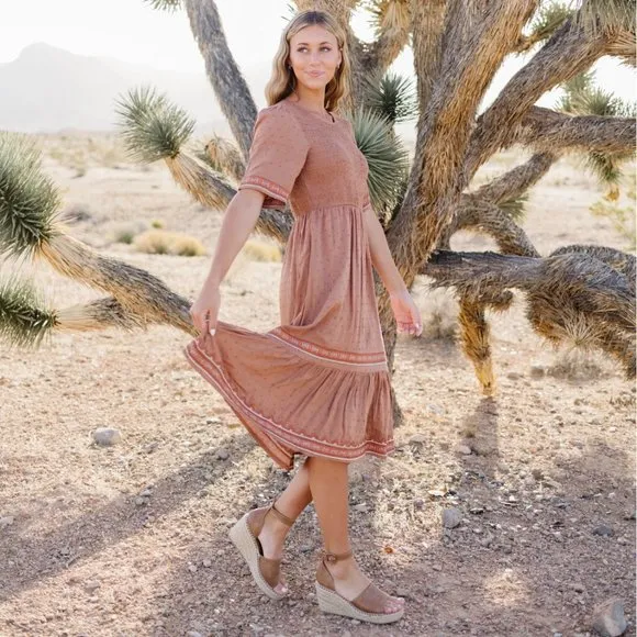 Women’s Two Toned Neutral Taupe Open Toe 3.5” Dress Wedge Size 7