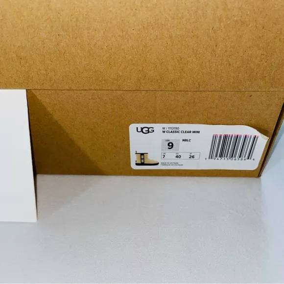 Womens UGG Australia Classic Clear Sherpa Lined Mini Boots Size 9 Cute UGG Boots