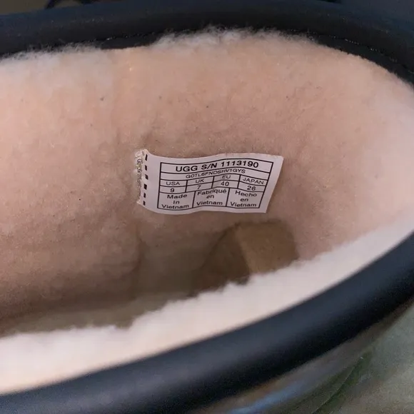 Womens UGG Australia Classic Clear Sherpa Lined Mini Boots Size 9 Cute UGG Boots