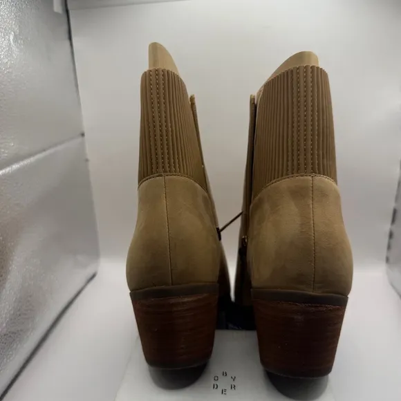 Women's Vionic Shantelle Boots Size 9.5W Tan