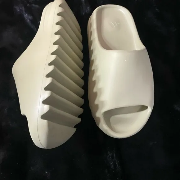 Yeezy Adidas Slides 'Resin' size 5 men's which is a 7 in women NWB