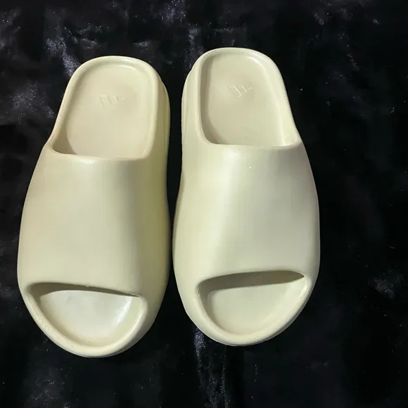 Yeezy Adidas Slides 'Resin' size 5 men's which is a 7 in women NWB