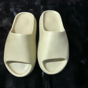 Yeezy Adidas Slides 'Resin' size 5 men's which is a 7 in women NWB